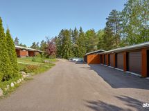 Huoneistolle kuuluu autotallipaikka.