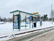 Bussi- ja raitiovaunupysäkki linnanmäen edustalla, noin sadan metrin päässä tästä kodista.