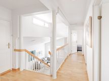 2.krs Näkymä makuuhuone 4 ja portaikkoon