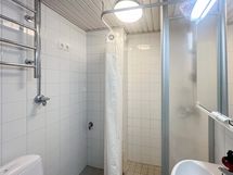 Kylpyhuone on siisti ja sinne mahtuu pesukone. Yhtiössä on käytettävissä pesutupa ja sauna.