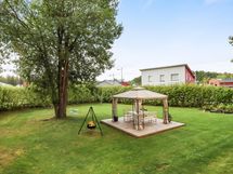 taloyhtiön viihtyisää piha-aluetta