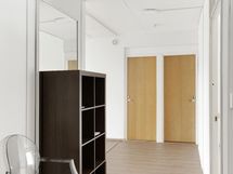 Vasemmalla kph ja oikealta alkaen makuuhuoneet