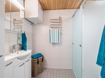 WC ja suihku, kuva vastavasta asunnosta samasta talosta