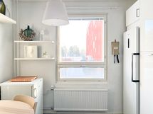 Keittiössä on erillinen jääkaappi ja pakastin.