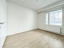 Makuuhuoneeseen mahtuu hyvin parisänky.