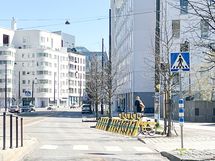 Raitivaunupysäkkiä vastapäätä on kaupunkipyöräparkki.