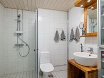 Alakerran kylpyhuone