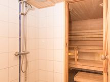 Sauna ja suihkutilat alakerrassa (ennen remontin alkua)