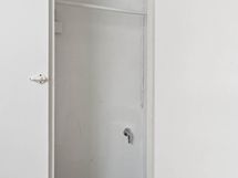 Pesukoneliitäntä olohuoneen komerossa.