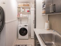 Kodinhoitohuoneessa myös kuivauskaappi 