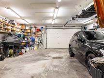 Valtava autotalli, jossa paljon monikäyttöistä tilaa säilytykseen ja touhuiluun