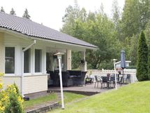 Olohuoneen edessä olevaa patiota (vehreään aikaan)
