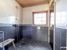 Suihkusta näkymä järvelle