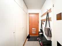 Eteisessä on hyvin kaappitilaa.