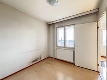 Makuuhuoneeseen mahtuu hienosti parisänky.