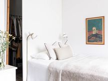 Liukuoven takana alkovi (vaatehuoneena).