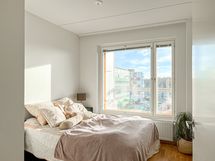 Kaikissa asunnon ikkunoissa on myös sälekaihtimet.