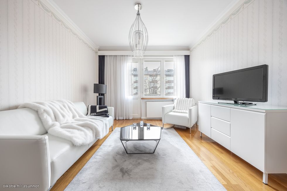 Hyväkuntoisen kodin keskipiste on ilmava ja valoisa olohuone, jossa on reilusti ikkunapinta-alaa.