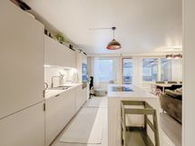 Tyylikkäässä keittiössä on kaappi- ja laskutilaa mainiosti.