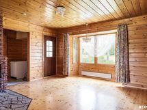 Olohuoneesta näkymät etupihalle