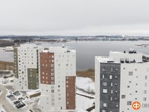 Kolme tornitaloa, Maailmapylväs oikealla