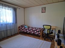 Makuuhuone 2 johon käynti olohuoneesta
