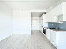Avokeittiön vierelle jää 1,65m tilaa vaikkapa työpöydälle tai ruokapöydälle.