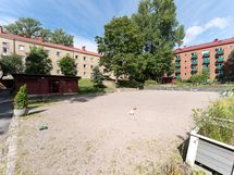 Yhtiöllä on oma hiekkakenttä