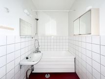 Kylpyhuoneessa on  wc, suihku, amme ja liitäntä pyykinpesukoneelle.