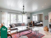 Olohuoneen takana "kirjastohuone"