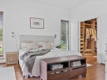 Master bedroomissa on hyvin tilaa ja iso walk-in-closet