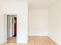 Alkovi tuo kivasti tilan käyttöön monipuolisuutta, se on kooltaan 195x175cm