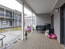 Leveä katettu terassi/ Bred, täckt terrass