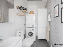 Yläkerran wc, jossa on myös tilaa pesutornille, sekä pyykkikaappi