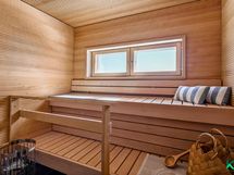 Kauniisti viimeistelty, valoisa sauna - En ljus bastu