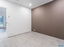 vinyylilattia, maalatut seinät, tapettitehosteseinä