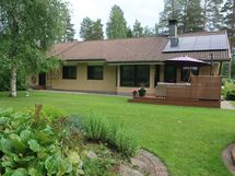 Takapiha rajoittuu metsään