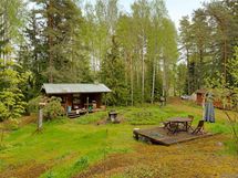 Ympärillä tasaista nurmikkoaluetta
