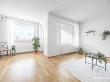 Asuntoon tulee kauniisti valoa isoista ikkunoista.