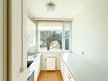 Keittiötilassa on hyvin kaappitilaa ja laskutilaa.