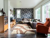 Isomman asunnon olohuone.