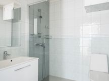 Yläkerran pesuhuone-wc