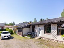 Autotalli talon päädyssä ja pihaan mahtuu myös auto