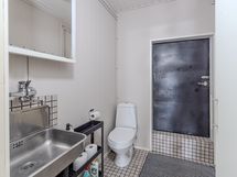 Wc autotallin vieressä