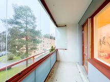 Lasitettu parveke katselee ilta-auringon suuntaan.