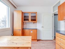 Keittiöön mahtuu hyvin myös ruokapöytä.