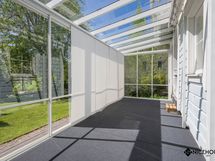 Lasitettu terassi toimii oleskelutilojen jatkeena.