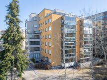 Iso lasitettu terassi ja oma pieni piha tuo luksusta tähän kotiin!