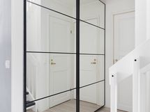 Eteisessä on hyvin kaappitilaa ulkovaatteille.