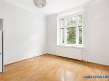 Ikkunan ruudutuksessa on ajatonta tyylikkyyttä yli sadan vuoden takaa.